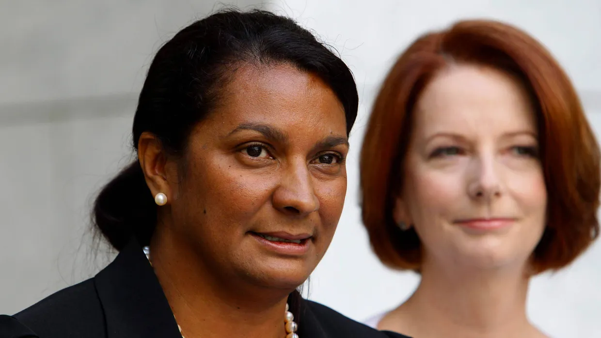Nova Peris, die erste Ureingeborene im australischen Parlament, bestreitet Staatsgelder veruntreut zu haben. Im Hintergrund: Julia Gillard, die ehemalige Premierministerin von Australien.