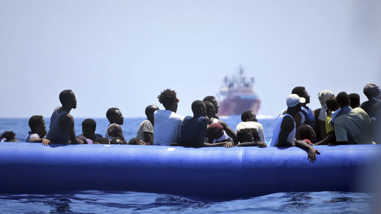 Migranten in einem Schlauchboot warten darauf im Sommer 2019 im Mittelmeer darauf, von einem Rettungsschiff aufgenommen zu werden.