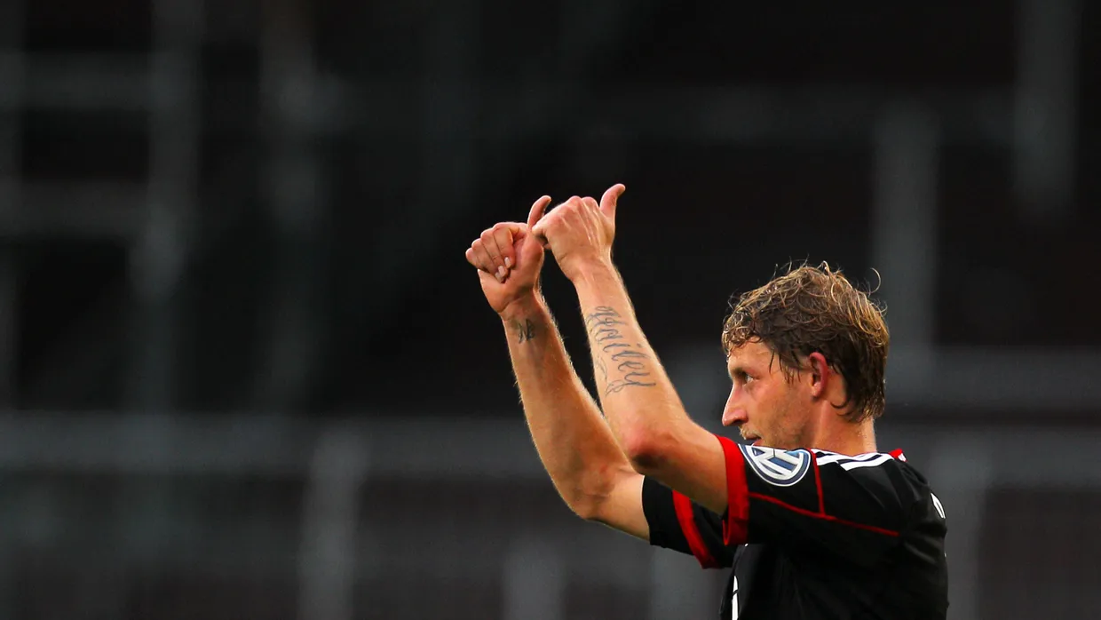 Beide Daumen hoch: Stefan Kießling trifft fünf Mal für Bayer