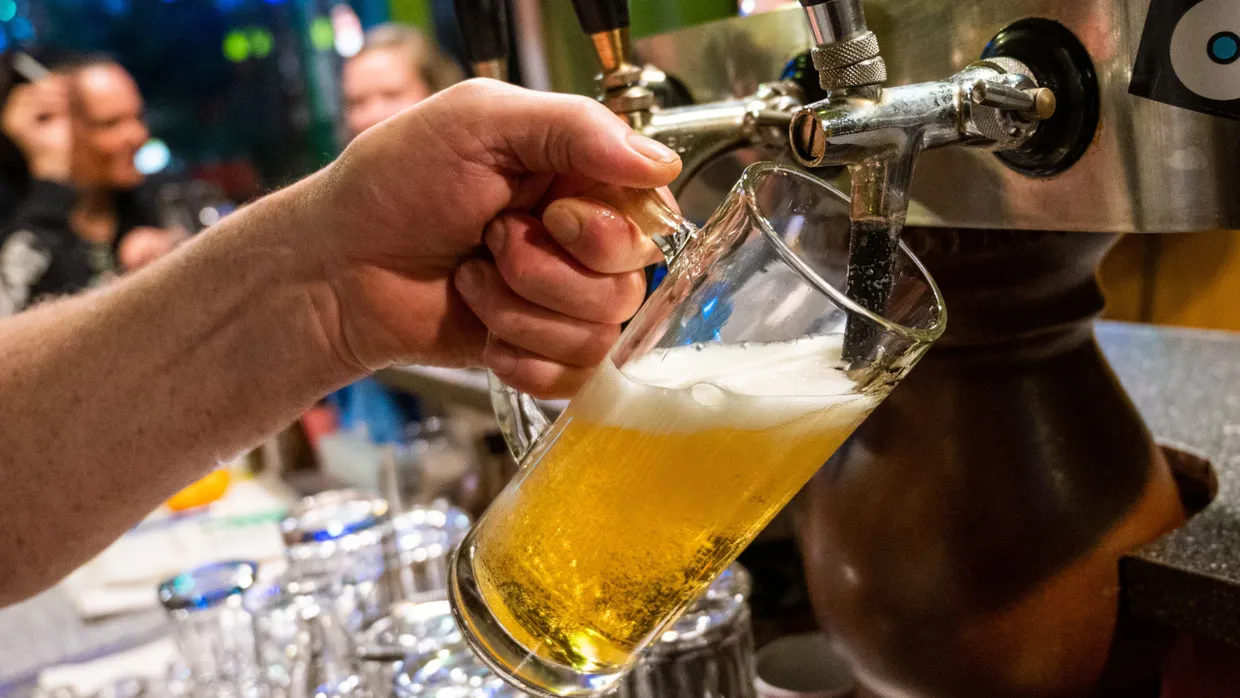 In einer Bar in Berlin-Friedrichshain wird ein Bier gezapft.