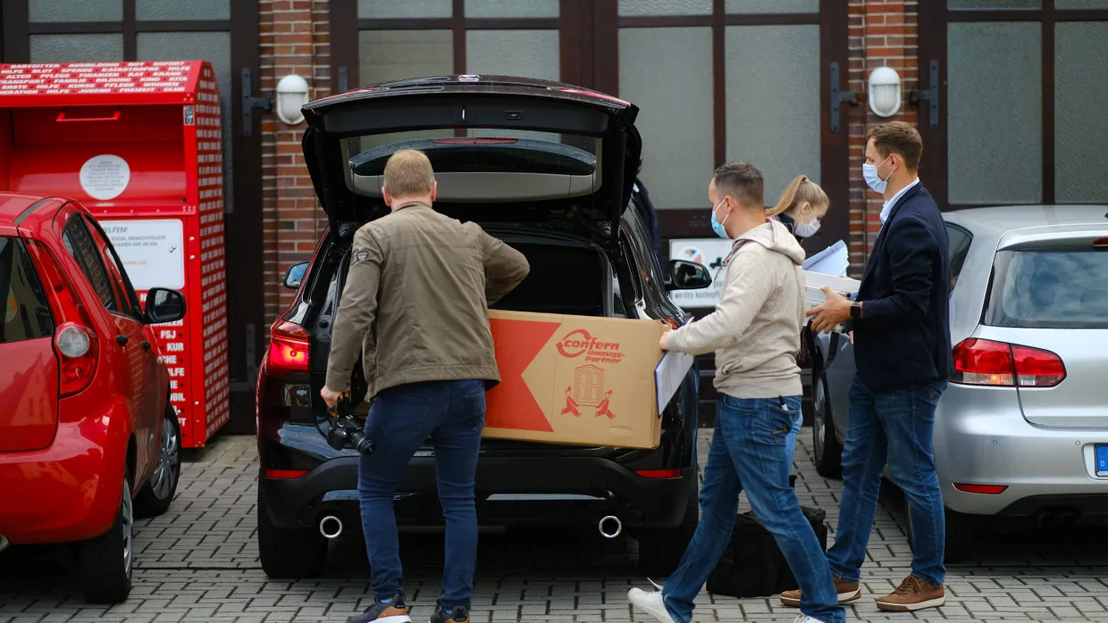Razzia beim Roten Kreuz: Ermittler der Sonderkommission „Vakzin“ sichern am Donnerstagmorgen in Friesland Unterlagen.