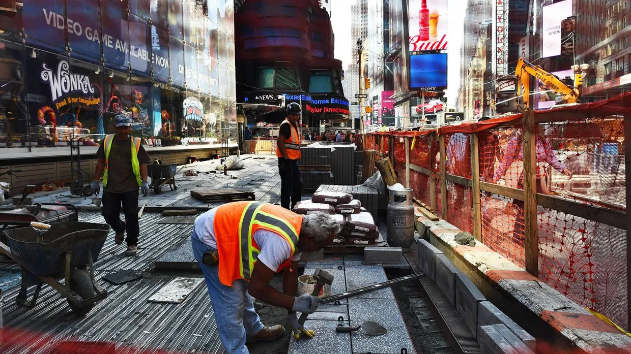 Viel zu tun haben die Arbeiter am Times Square in New York. In Amerika werden Forderungen nach höheren Löhnen laut.
