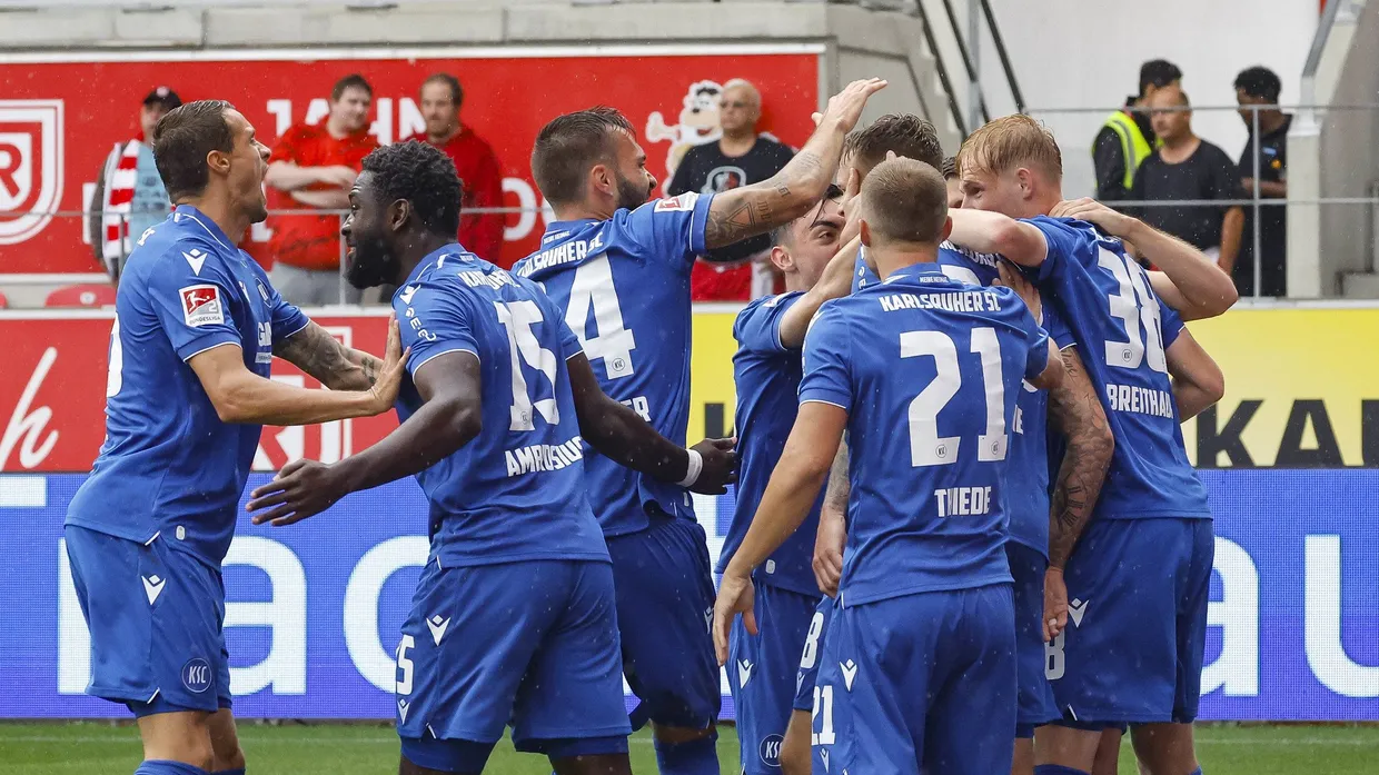 Das erste von sechs: Die Spieler des Karlsruher SC bejubeln das Führungstor gegen Regensburg.
