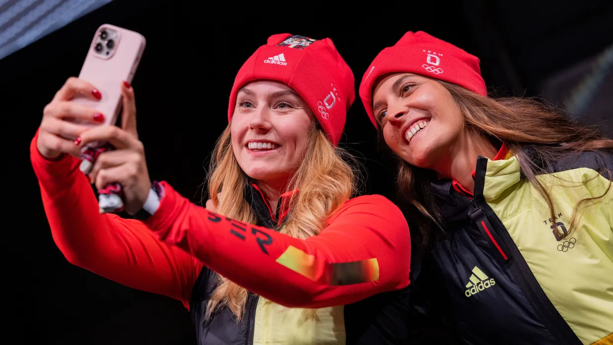 Ski-Freestylerin Sabrina Cakmakli (rechts) und Bobfahrerin Laura Nolte zeigen das neue Outfit.