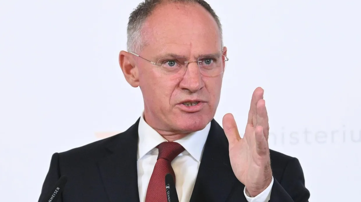 Österreichs Innenminister Gerhard Karner während einer Pressekonferenz am 7. August in Wien