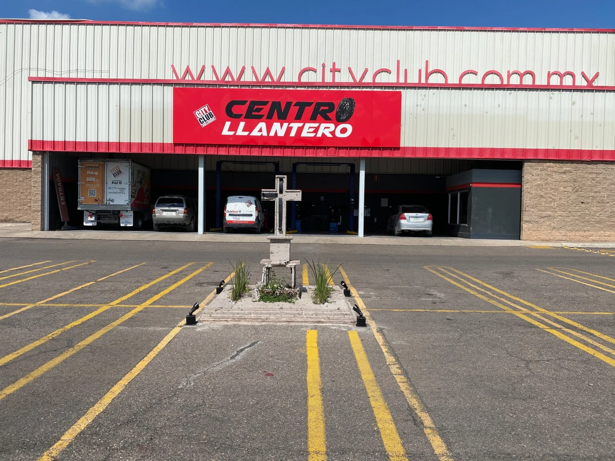 Familie Guzmán hat ein Kreuz für Sohn Edgar errichten lassen.