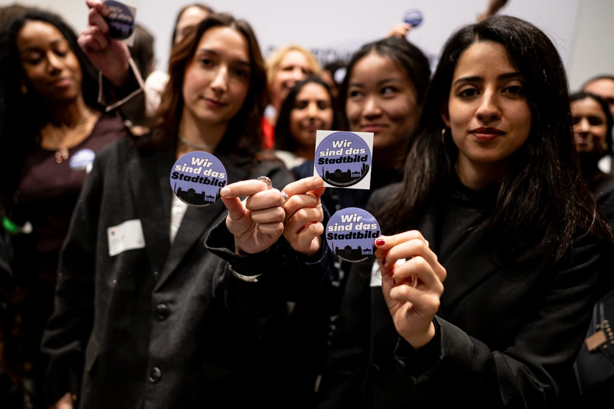 Protest bei einer Rede des Kanzlers zur Verleihung des Talisman-Preises für gesellschaftlichen Zusammenhalt der Deutschlandstiftung Integration im November 2025