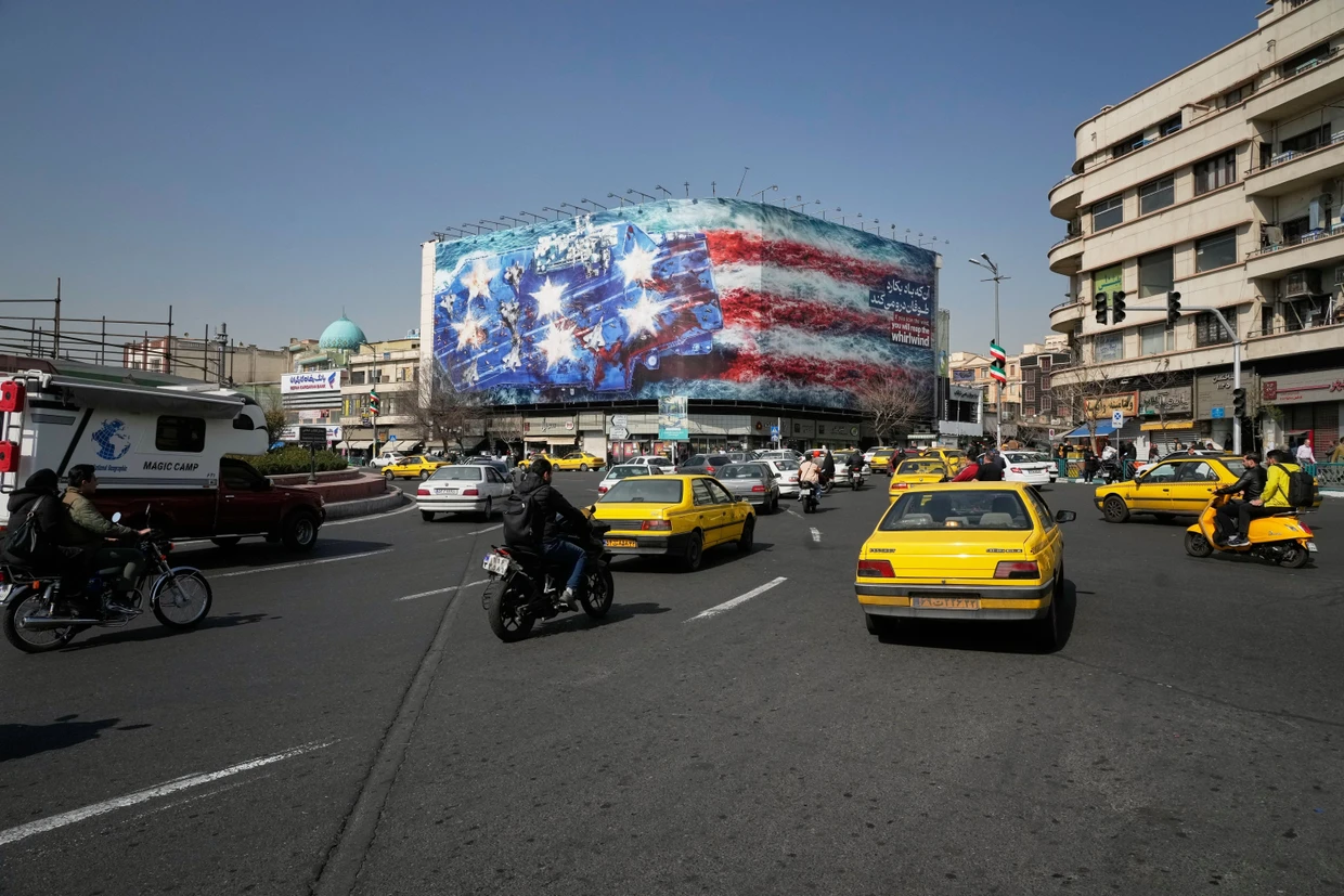 Am Sonntag in Teheran: Eine Werbetafel zeigt einen US-Flugzeugträger mit beschädigten Kampfjets