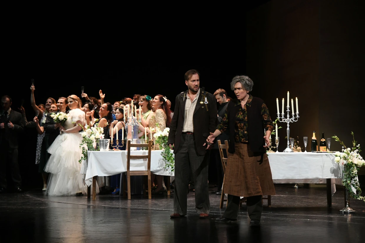 Kristín Anna Guðmundsdóttir (Ingrid), Michael Müller-Kasztelan (Peer Gynt), Marcin Hutek (Pfarrer), Boshana Milkov (Åse) in Jüri Reinveres „Peer Gynt“ in Bremerhaven