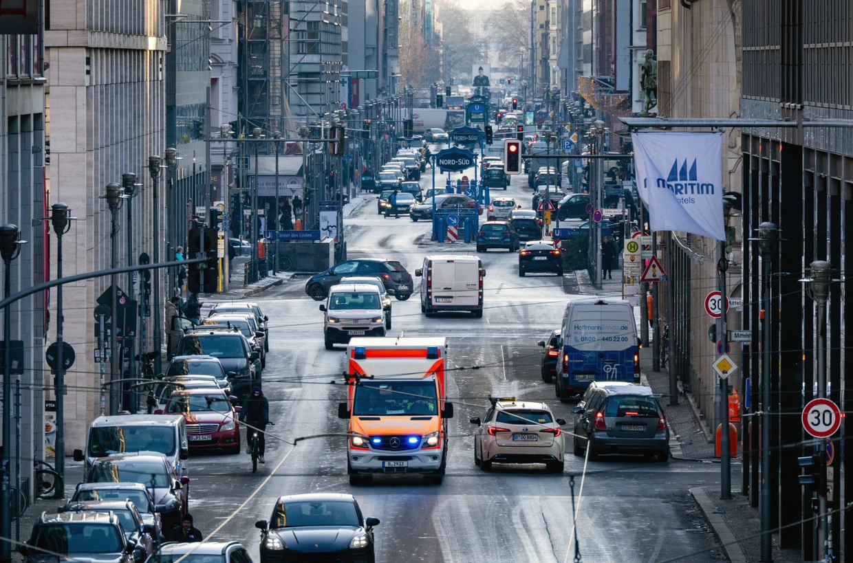 „Autofrei“ ist relativ: Rettungswagen dürften auch künftig über die Friedrichstraße fahren. Viele weitere Ausnahmen sind vorgesehen, beispielsweise für Handwerker, Pflegedienste, Taxen und Diplomatenfahrzeuge.