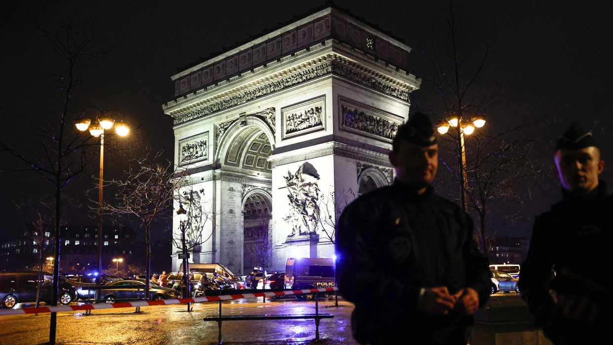 Nach einem Messerangriff sichern Polizisten den Bereich am Triumphbogen in Paris.