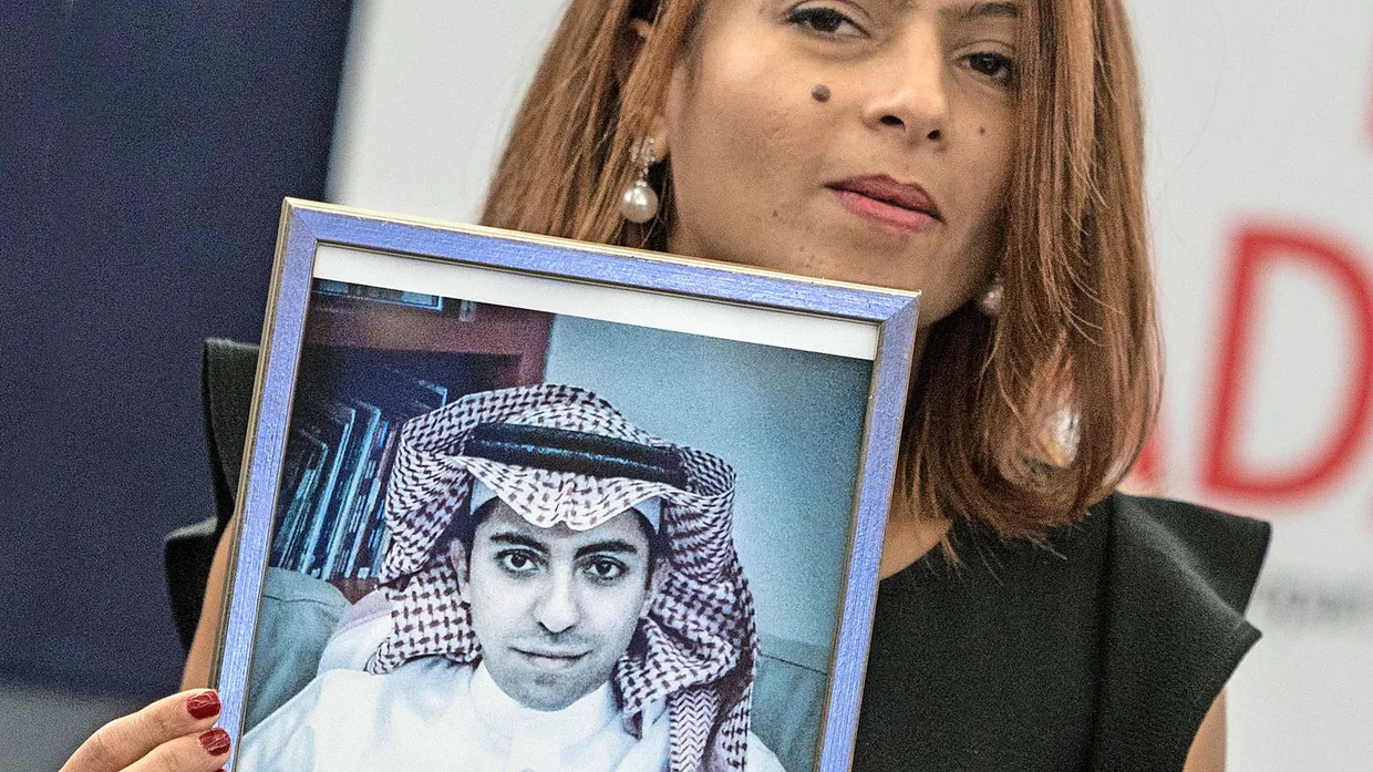 Ensaf Haidar mit einem Bild ihres Mannes, Raif Badawi