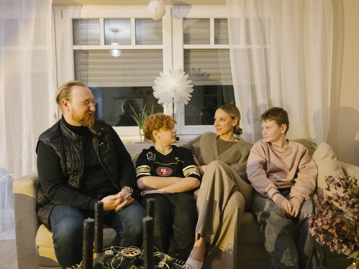 Jann-Eve, Bo, Jon und Antje Stavesand (von links) in ihrem Wohnzimmer