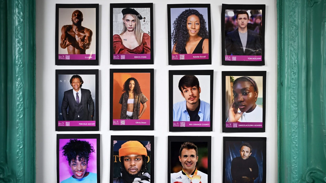  Der Schauspieler Tom Holland (rechts oben) an der „Wall of Fame“ der BRIT School in London.