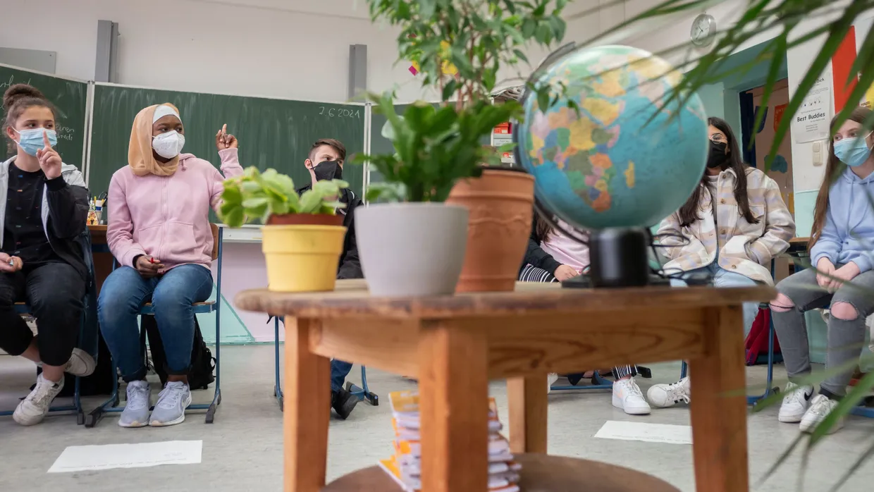 Déjà-vu: Frankfurter Schüler im Sommer mit Masken, aber immerhin in Präsenz.