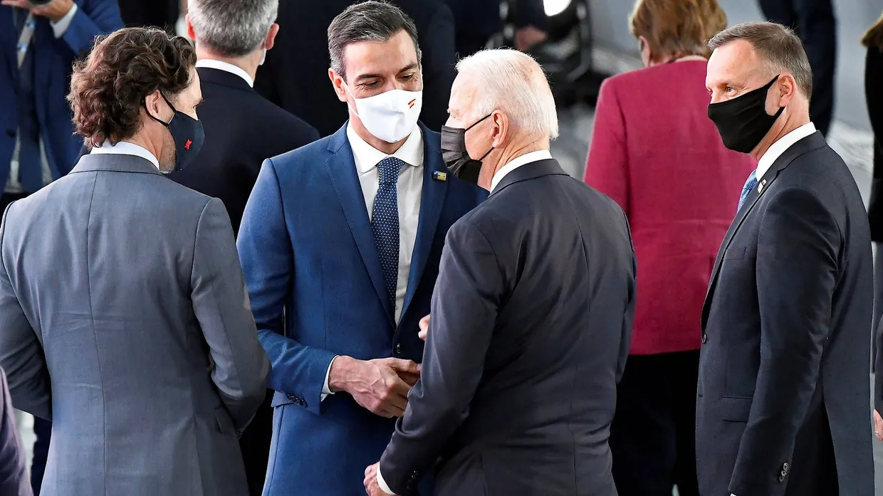 Pedro Sánchez (2.v.l.) mit Joe Biden (2.v.r.), Justin Trudeau (l.) und Andrej Duda (r.) während des NATO-Gipfels am 14. Juli in Brüssel