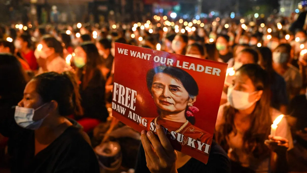 Demonstranten halten ein Bild von Suu Kyi bei einer Mahnwache im März