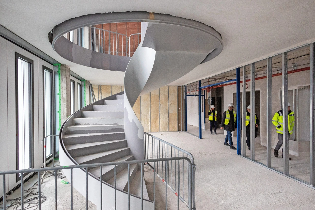 Wendeltreppen zwischen den oberen Stockwerken