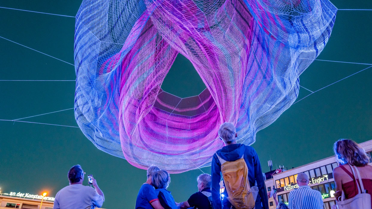 Am Abend bunt erleuchtet: die Netzskulptur „A Sky Full of Hope“