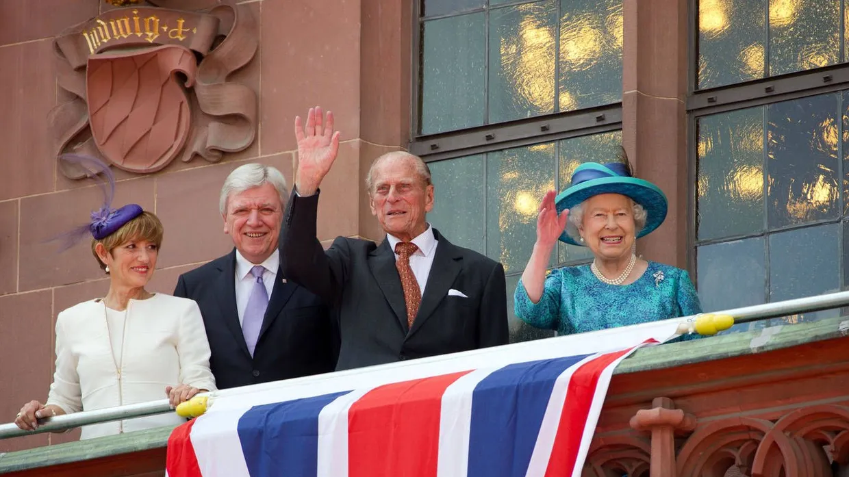 Hallo Frankfurt: Königin Elisabeth begrüßt die wartenden Fans vom Balkon des Römers.