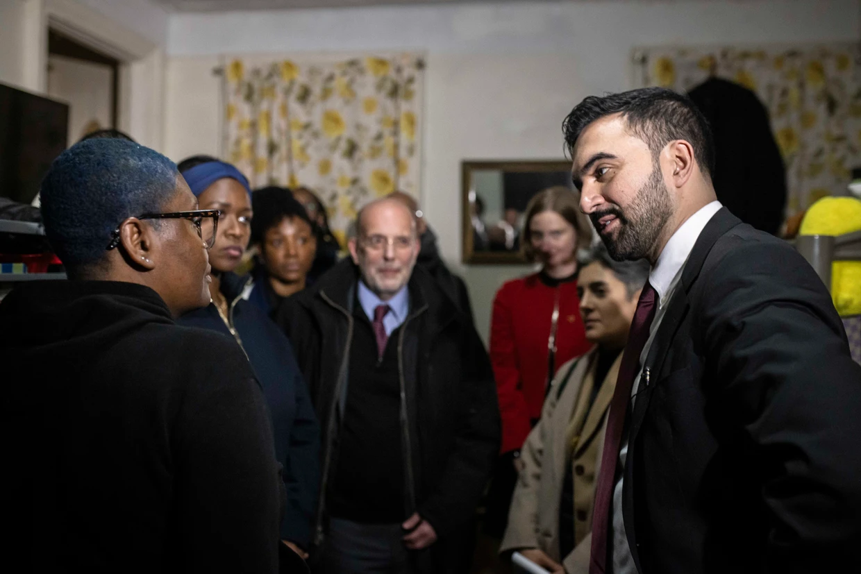 Mamdani besucht an seinem ersten Tag im Amt eine Wohnung in Brooklyn.