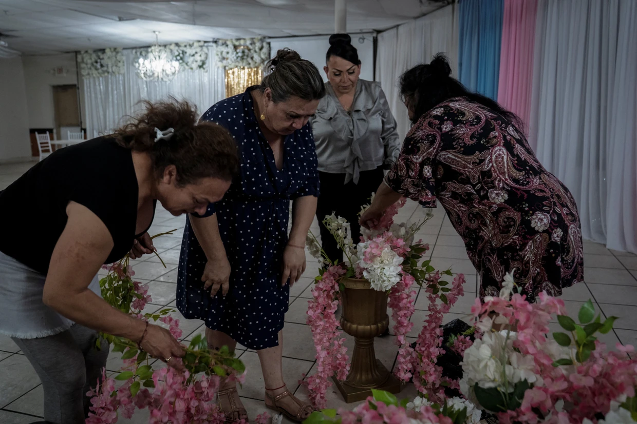 En el salón se preparan exuberantes arreglos florales, de izquierda a derecha: Jessica Flores, 49 años, Kassandra Rivas, Ana Andrea Molina y Dayana Torres.