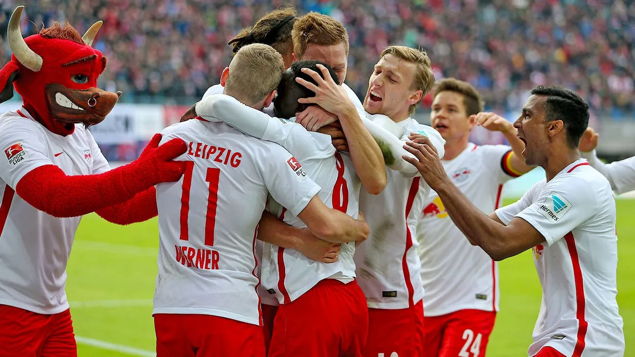 Die Mannschaft inklusive Maskottchen jubeln über den Führungstreffer zum 1:0 von Keita.