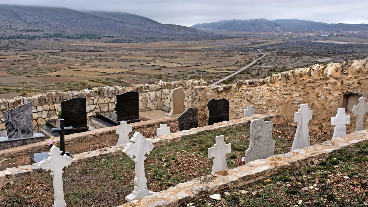 Stumme Zeugen vergangenen Lebens: Über den Friedhof von Motos, einem weitgehend verlassenen Dorf in der spanischen Provinz Guadalajara, geht der Blick in die Weite der Landschaft.