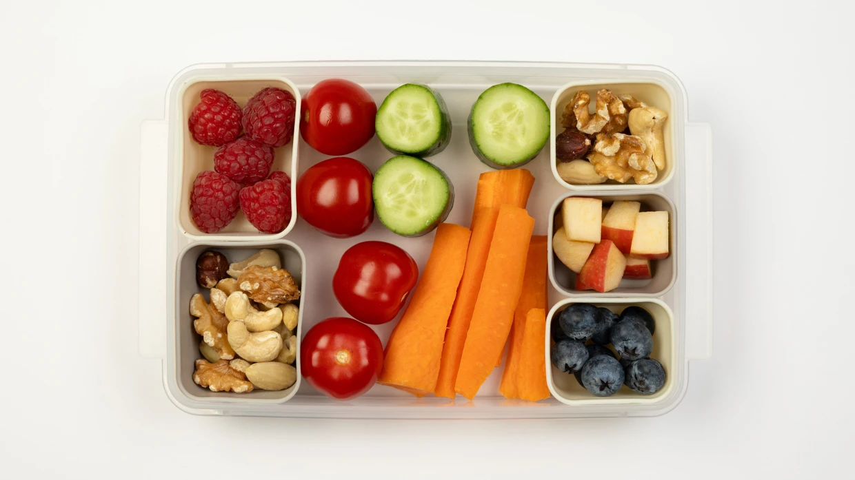 Snackbox mit Obst, Gemüse und Nüssen.