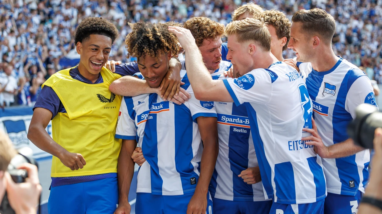 Oluwaseun Adewumi (2.v.l.) bejubelt sein Tor zum 4:1 mit den Mannschaftskollegen.