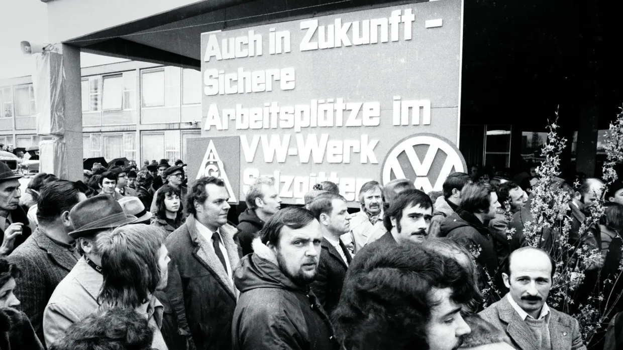 Angst um die Arbeitsplätze: Beschäftigte der VW-Fabrik in Salzgitter demonstrieren im April 1975 gegen die Sparpläne des Konzernvorstands.