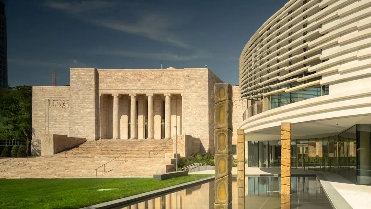 Alt trifft neu: links der neoklassizistische Altbau in rosa schimmerndem Marmor, rechts Snøhettas elegante Erweiterung des Joslyn Art Museum