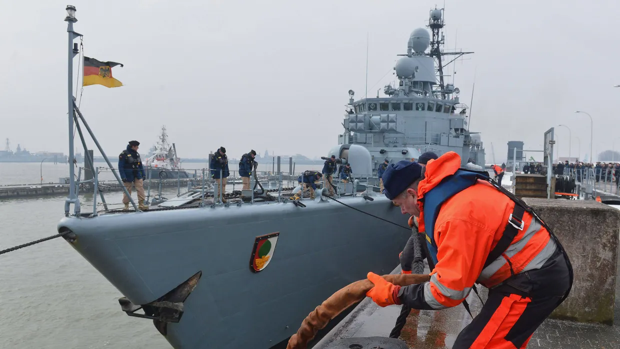 Es geht um die militärische Sicherung der Chemiewaffenvernichtung auf offener See durch eine Bundeswehr-Fregatte. Die Arbeiten selbst sollen auf dem amerikanischen Spezialschiff „Cape Ray“ vorgenommen werden.