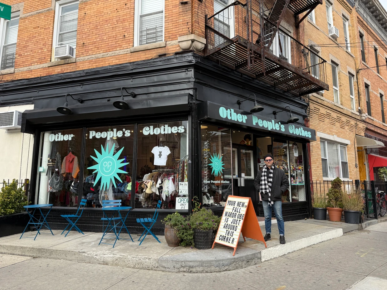 Im Other People's Clothes in New York von Pat Noecker kauft sogar die Frau des Bürgermeisters ein.