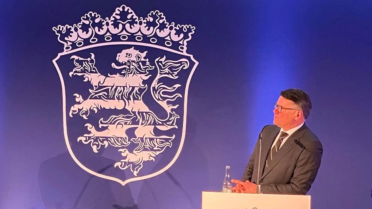 Ministerpräsident Boris Rhein hat die neue Marke seines Bundeslandes in der vergangenen Woche vorgestellt. Hessen hat sein Corporate Design anlässlich seiner Gründung vor 80 Jahren überarbeitet.