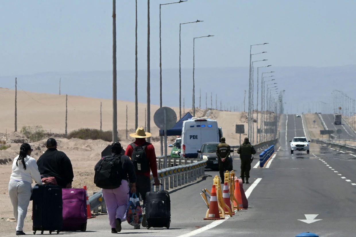 Migranten kehren nach Chile zurück, nachdem sie am Grenübergang zu Peru abgewiesen wurden.