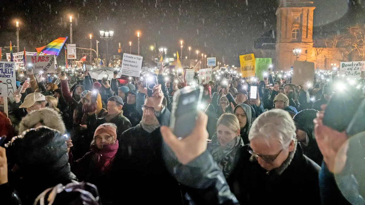 Protestieren gegen Rechtsextremismus: Demonstranten bekunden ihre Solidarität auf dem Darmstädter Friedensplatz mit den Lichtern ihrer Handys.