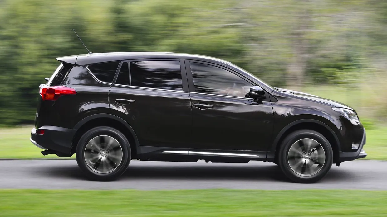 Fährt jetzt um den Stau herum: Der Toyota RAV 4 mit zuverlässigen Verkehrsdaten