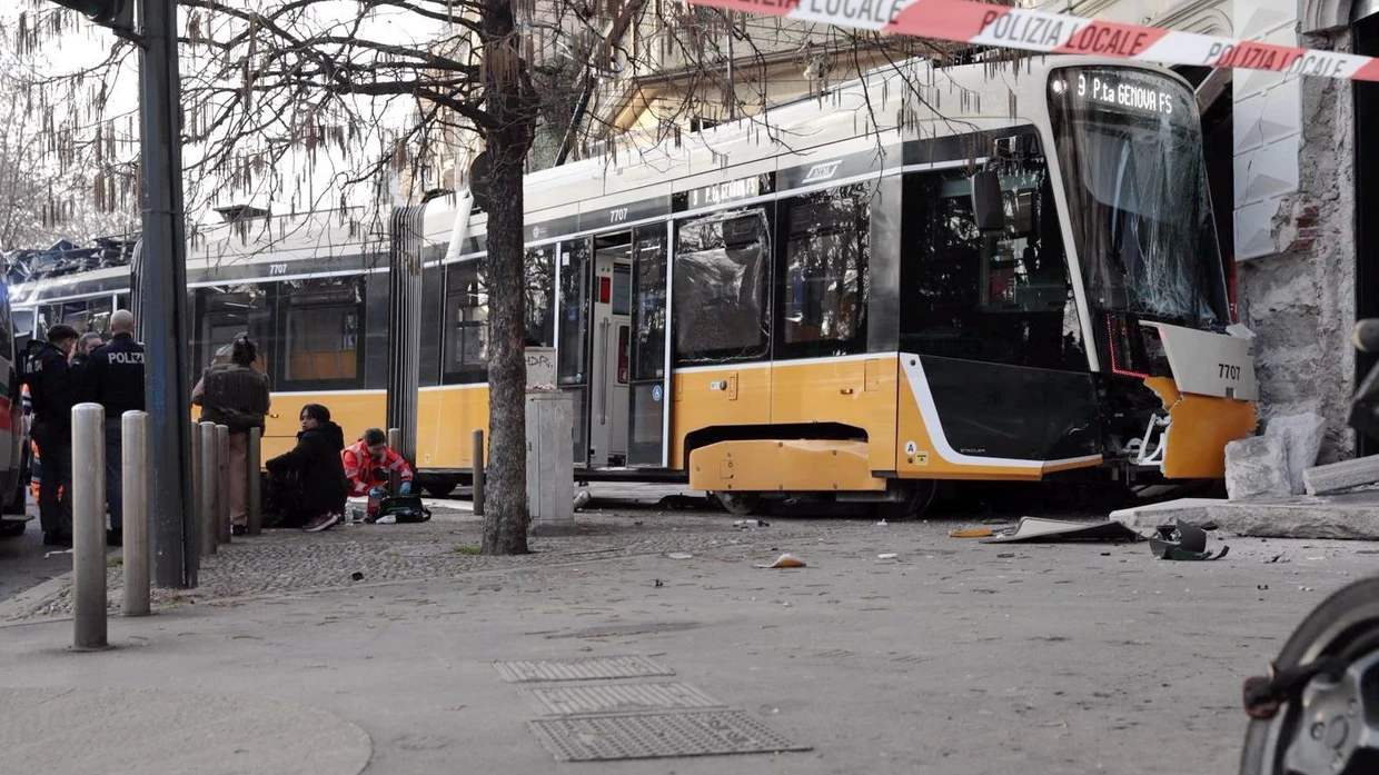 In Mailand entgleist am Freitagnachmittag die vollbesetzte Straßenbahn der Linie 9 prallt gegen ein Gebäude.