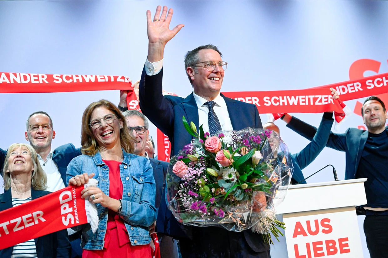 Schweitzer bei einer Wahlkampfveranstaltung Ende Januar im Fritz-Walter-Stadion in Kaiserslautern, neben ihm die SPD-Landesvorsitzende Sabine Bätzing-Lichtenthäler