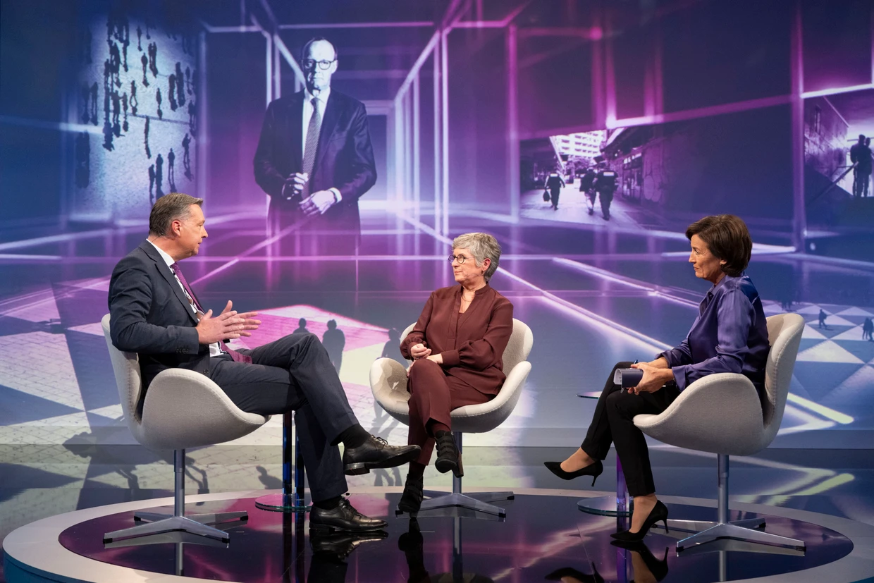 Soll man die Gäste etwa ausreden lassen? Sandra Maischberger moderiert Stephan Mayer und Britta Haßelmann.