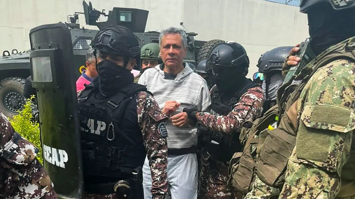 Das von der ecuadorianischen Polizei herausgegebene Bild zeigt Ecuadors Ex-Vizepräsident Jorge Glas bei der Ankunft in einem Hochsicherheitsgefängnis.