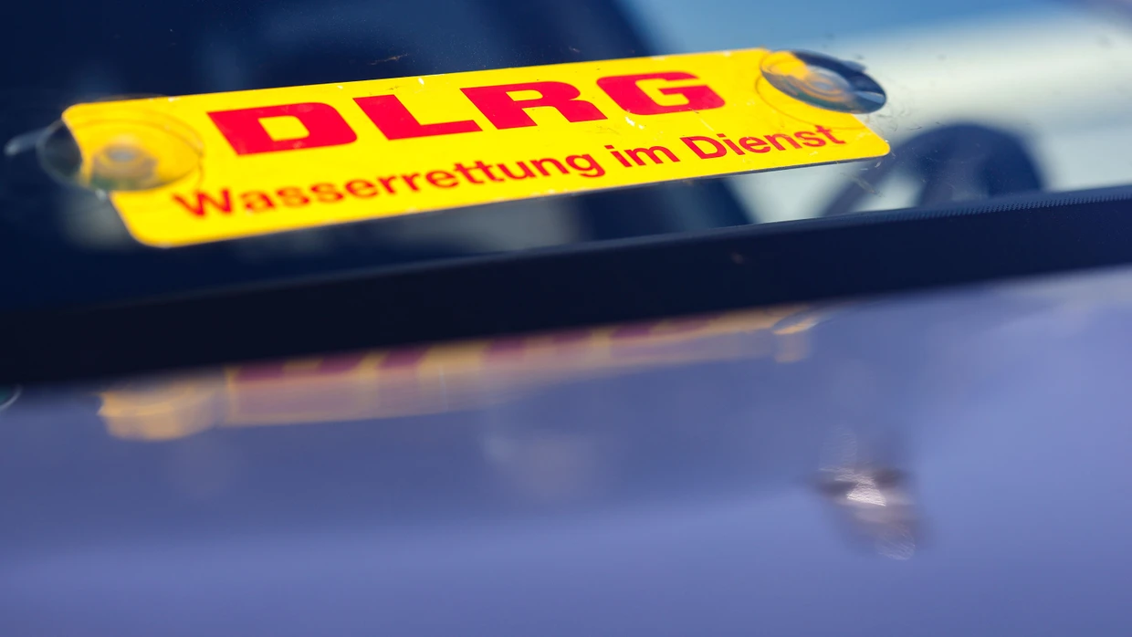 Der Mann sprang von einem Steg ins Wasser, tauchte kurz auf und ging dann unter.