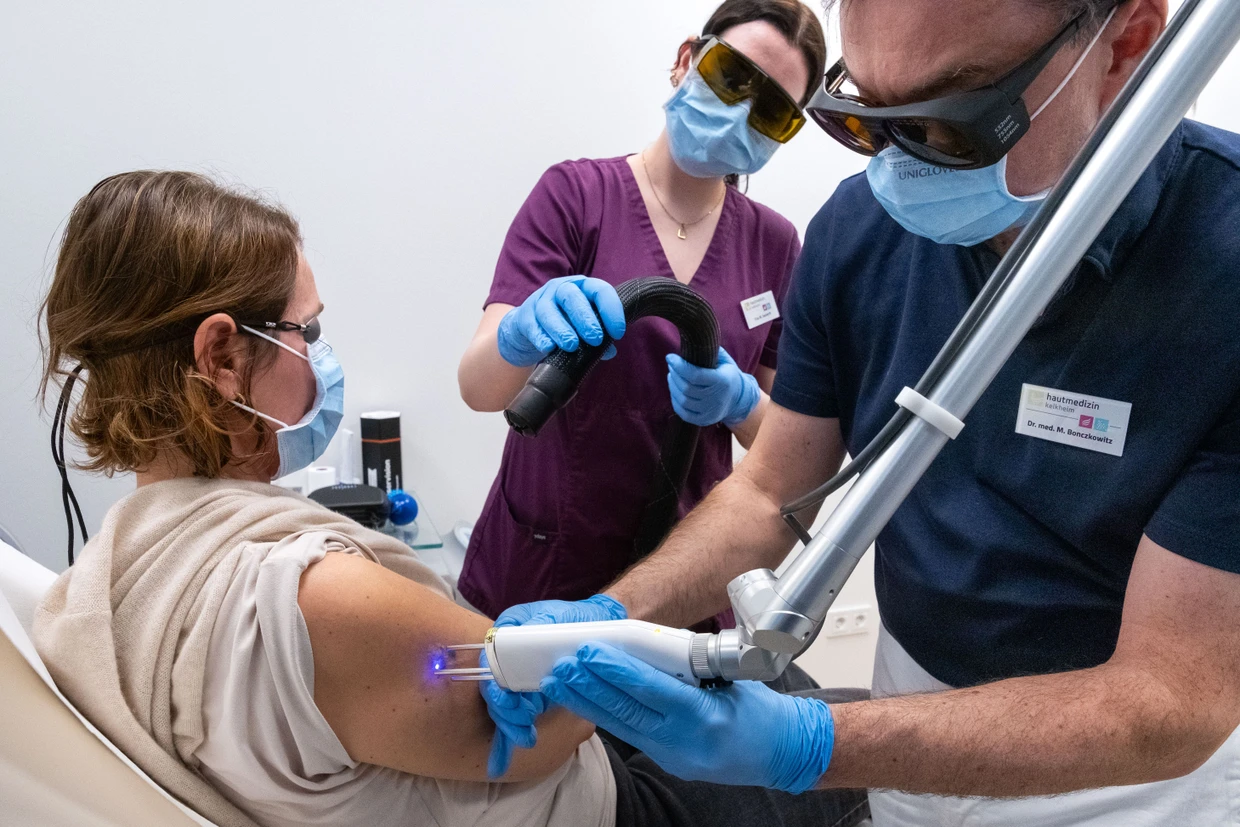 Mit einem Laser behandelt der Hautarzt Matthias Bonczkowitz das Rosen-Tattoo.
