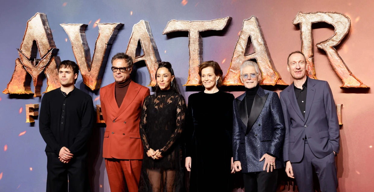 Sie alle sind bei dem neuen Abenteuer dabei: Jamie Flatters, Jemaine Clement, Oona Chaplin, Sigourney Weaver, Stephen Lang und David Thewlis (von links nach rechts).