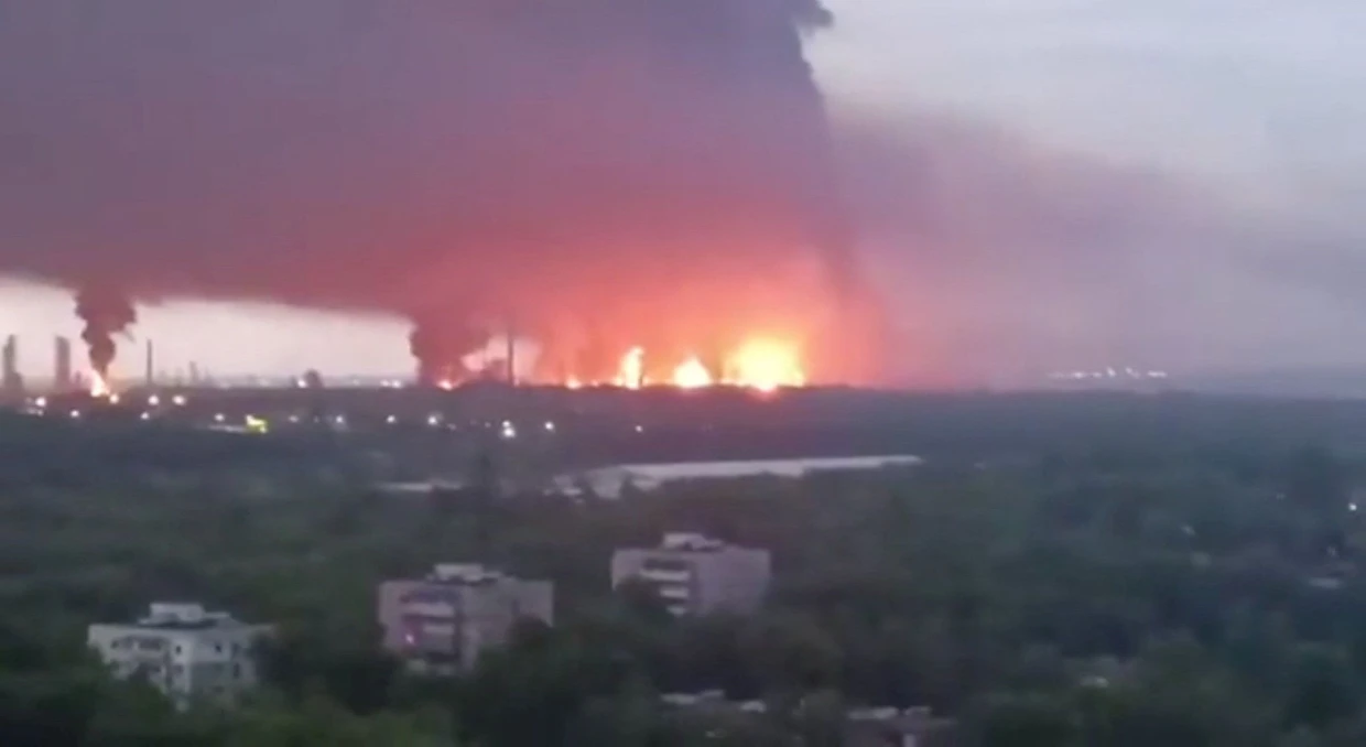 Feuer und Rauch über der russischen Stadt Rjasan, in der ukrainische Drohnen am Freitag eine Raffinerie getroffen haben.