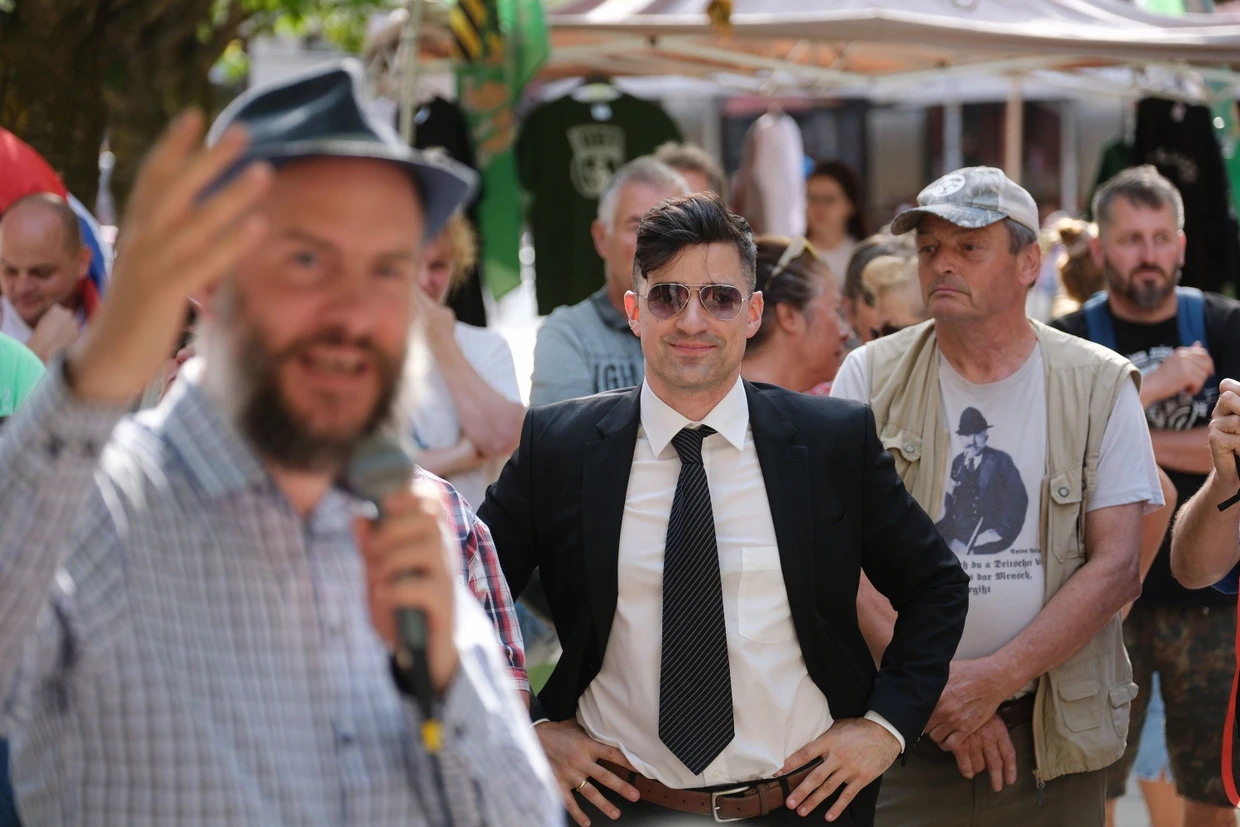 Der österreichische Rechtsextremist und Influencer Martin Sellner mit Sonnenbrille bei einer Kundgebung der Partei „Freie Sachsen“ in Chemnitz 2025