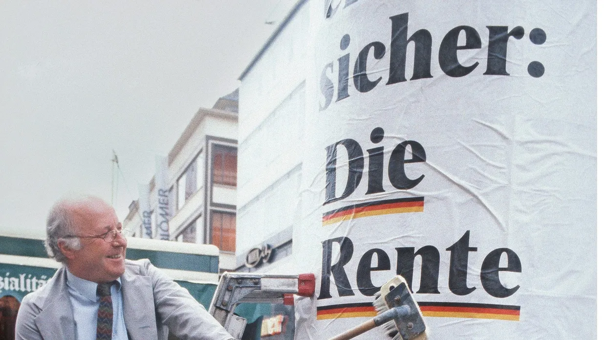„Eins ist sicher: die Rente“, plakatierte Sozialminister Norbert Blüm 1986. Das zeigt: Zweifel gab es damals schon.