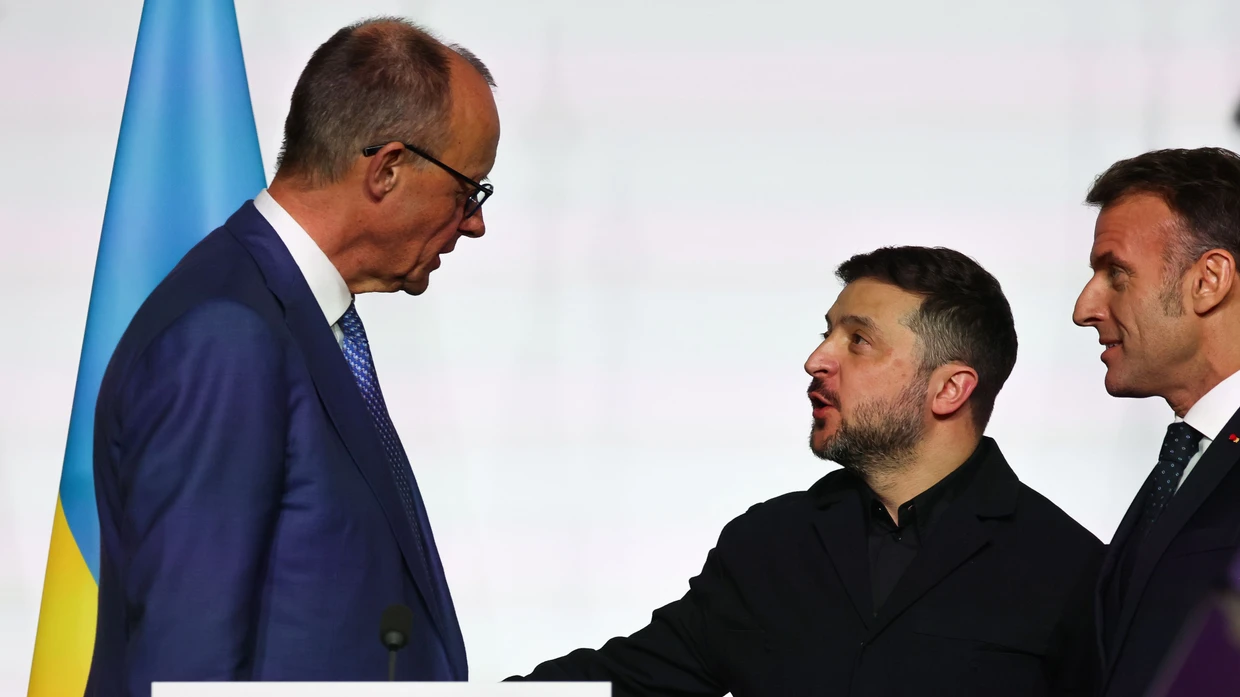 Der deutsche Bundeskanzler Friedrich Merz (links) neben dem ukrainischen Präsidenten Wolodymyr Selenskyj und  dem französischen Präsidenten Emmanuel Macron im Januar 2026 in Paris.