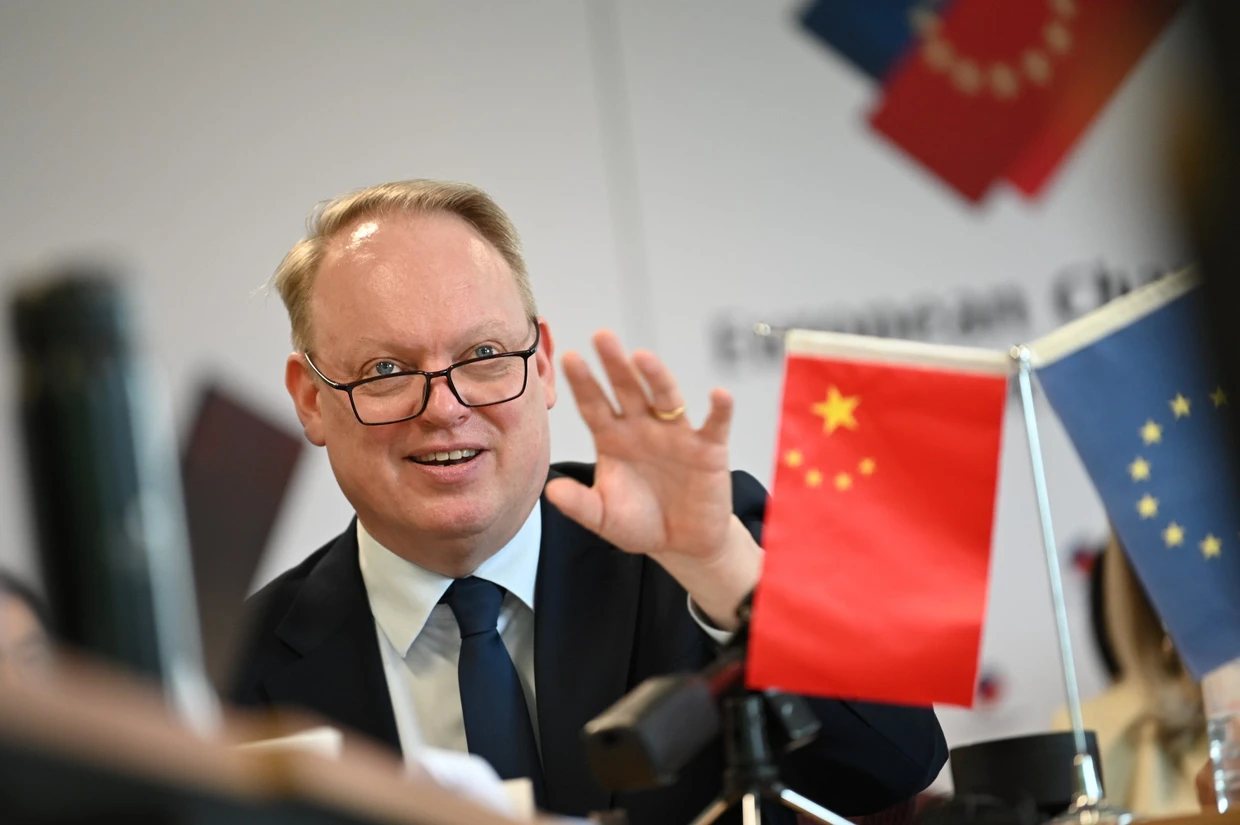 Jens Eskelund, Präsident der Handelskammer der Europäischen Union in China, spricht vor Journalisten in Peking.